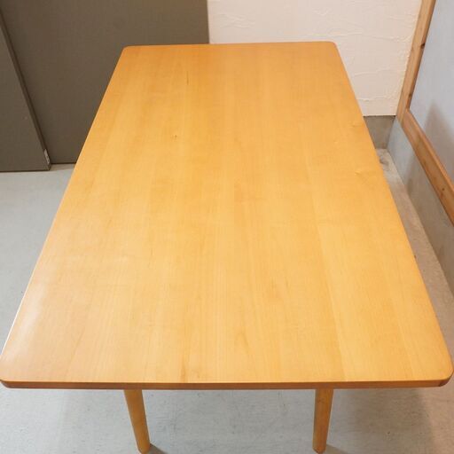 unico(ウニコ)のSULA(スーラ)シリーズのダイニングテーブルです。木のぬくもりを感じるナチュラルなデザインはシンプルでいてどこか懐かしさを感じるデザインです！北欧スタイルやカフェ風の空間に♪DJ540