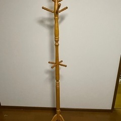 木製のポールハンガー