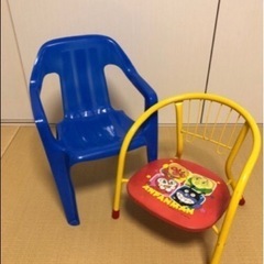 アンパンマンの椅子と子供用プラスチック椅子