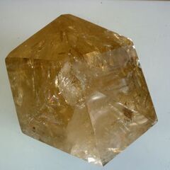 ☆スモーキークォーツ 六角柱 煙水晶 幅250mm 奥行210mm 高さ330mm 質量約20Kg 台座付き パワーストーン 浄化 開運 札幌 北20条店