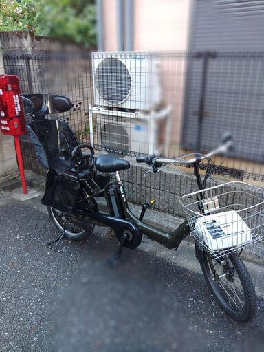 194２０インチ、前かご後チャイルドシート、２人乗り、３人乗り、１人乗り電動自転車  土日もお子様と土足のまま、いろいろなタイプのご試乗が可能です。  ２６インチ、１人乗り、２人乗り、前後チャイルドシート、電動自転車  安心保障の３カ月・無料交換保証、無料１００日間・点検サービス付き  ️２０インチ、チャイルドシート、３人乗り、２人乗り、１人乗り、電動自転車  バッテリーは、新品の９０％以上の性能を保持していて、コンディション良好です。  １回の充電で３０ｋｍ以上の走行が可能で