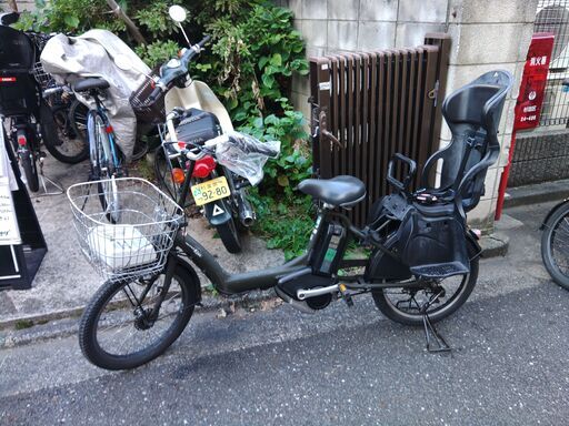196２０インチ、前かご後チャイルドシート、２人乗り、３人乗り、１人乗り電動自転車  土日もお子様と足のまま土足のまま、いろいろなタイプの電動自転車のご試乗可能です。  バッテリーは、新品の９０％以上の性能を保持してコンディション良好です。  １回の充電で３０ｋｍ以上の走行が可能です。山手線を１周するくらいの距離走れます。  ️先着１個のみ無料。エクストラ・前チャイルドシートを付けると、３人乗りに変更も可能。  ️オプション無料。後ろチャイルドシートをかごに変更して１人乗りに変更も