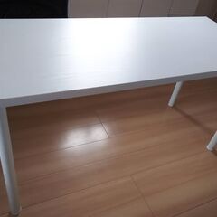 ニトリの白い机（140×59cm）