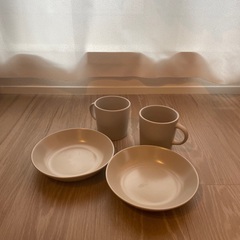 IKEAのグレープレート皿とマグカップ
