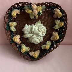 ハートのカゴ　布製お花の壁飾り　インテリア