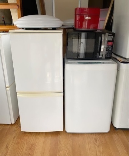 冷蔵庫と洗濯機と電子レンジと炊飯器とライト