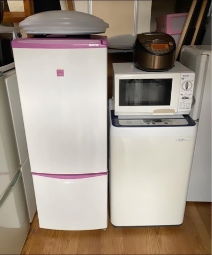 冷蔵庫と洗濯機、電子レンジと炊飯器、ライト