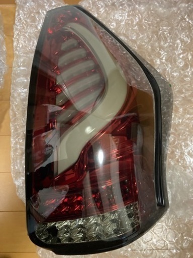 中古]プリウスα LEDテールランプTOM 
