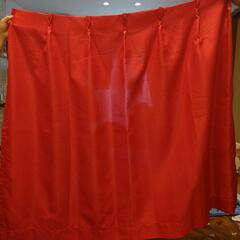 赤いカーテン
