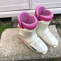 スキー靴（ピンク・小さめ）