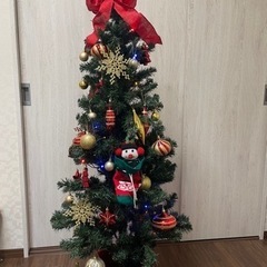 クリスマスツリーと装飾付き