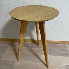 丸いサイドテーブル 木製