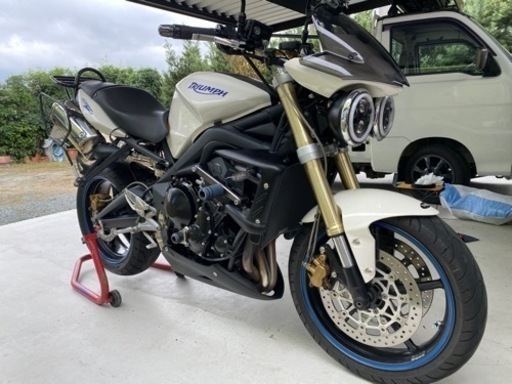 美車　トライアンフストリートトリプル