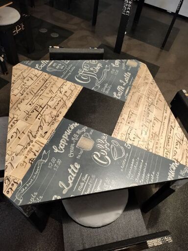 デザイナーが作成した一点物の机、椅子セット