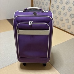 紫のキャリーケース