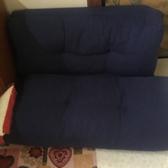 小さなソファベッド、青色、1,000円。