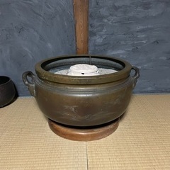 大きな金属製の火鉢