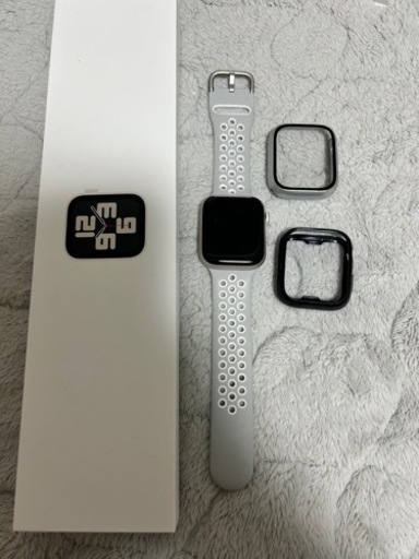 ほぼ新品】Apple Watch SE 第2世代 スターライト (TM) 大阪の携帯