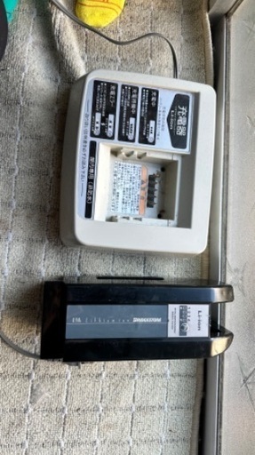 電動自転車バッテリーと充電器