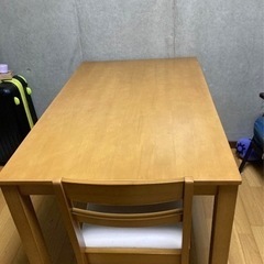 ダイニングテーブル　と　椅子1