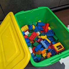 レゴ デュプロ 94個と基礎板 箱に入れます