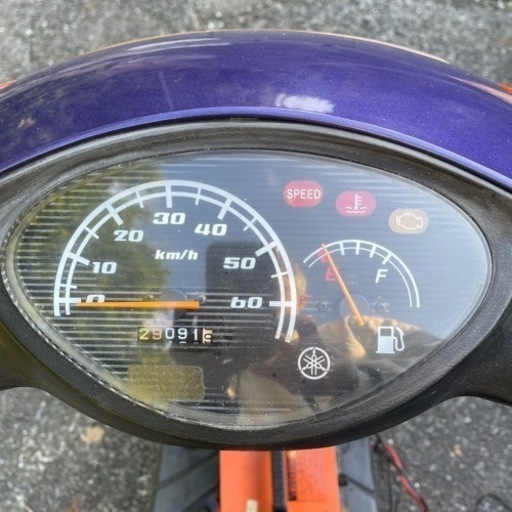 スクーター　50c c YAMAHAジョグ　エンジンかかります。バッテリーと前タイヤは交換しないとダメですし、メーターのエンジンマークのランプが点灯し修理をしないとダメです。修理できる方か、部品取りなどに利用して下さい。止まる、走る、曲がるはできます。 スクーター 50c c YAMAHAジョグ エンジンかかります。バッテリーと前