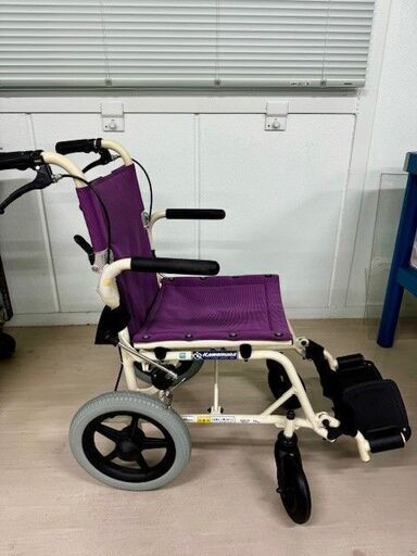 【中古】カワムラサイクル 簡易車いす 旅ぐるま ハイポリマータイヤ仕様 背折れタイプ シート幅35cm 中床12インチ プラム [介助用車いす]