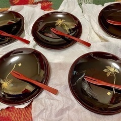 漆塗りの和菓子の皿フォーク付き