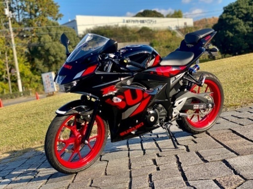 【交換・下取可】　ほぼ新車‼️ スズキ　GSX-R125 ABS搭載モデル✨　低走行1,700km台‼️ メーカー保証引き継ぎ出来ます✨　超美車⭐️ 自賠責ロング令和10年9月まで‼️ カスタムも多数　この機会に格安にて