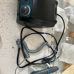 彫金 リューターセット■付属品 ハンドピーススタンド/2.34mmコレットチャック/予備カーボンブラシ/工具  ■コントローラー仕様:SU322A 電源:AC100V 出力:32V コントローラー寸法:130W×135D×90H コントローラー重量:1.6Kg ハンドピース差込口:1極  ■ハンドピース仕様 : SMG-107 回転数 : 0〜40,000rpm 停止トルク : 400g/cm 彫金 リューターセット□付属品 ハンドピーススタンド/2.34mmコレット