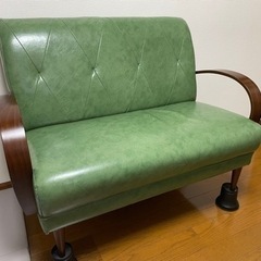 レトロな雰囲気くすみグリーンのソファ