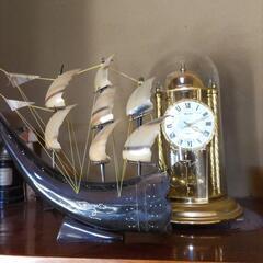 船のオブジェと置時計