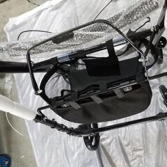 81t 未使用品 Care-parents シルバーカー 多機能 手押し 座れる 軽量 アルミ製 折り畳み高さ調節可 四輪歩行器 ブレーキ付き ブラックCP-1004D y111703t