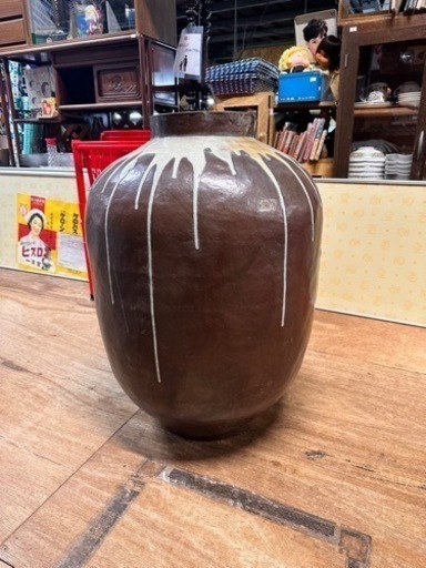 大きい壺　下に水抜き穴有り　高さ７１　幅５２cmくらい