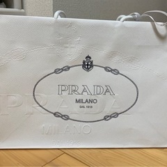 PRADAの紙袋です（カタログ付き）