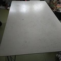 白いダイニングテーブル 