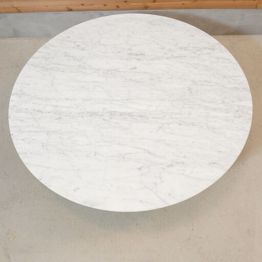 Cassina ixc.(カッシーナ イクスシー)で取り扱われていたJELLY(ジェリー)ラウンドテーブル。ホワイトマーブルの美しい大理石天板のローテーブル。重さを感じさせないスッキリとしたフォルム♪DK221
