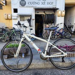 🥇🥇　クロスバイク　７００ｘ２８ｃ　3x7変速　フレーム　アルミ　カゴ　付き　白　配達可能