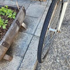 🥇🥇　クロスバイク　７００ｘ２８ｃ　3x7変速　フレーム　アルミ　カゴ　付き　白　配達可能