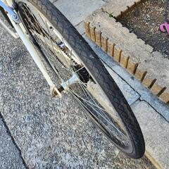 🥇🥇　クロスバイク　７００ｘ２８ｃ　3x7変速　フレーム　アルミ　カゴ　付き　白　配達可能