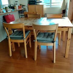 IKEA製のダイニングテーブルでイスは2脚つき
