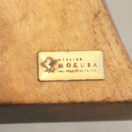 一枚板テーブルの製造販売を行っている国産家具ブランドATLIER MOKUBA(アトリエ木馬)によるウォールナット無垢材 カフェテーブル。存在感のあるシルエットながら空間に優しく溶け込みます！DK222