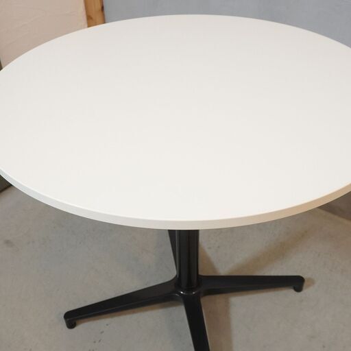 Vitra(ヴィトラ)社のBistro table(ビストロテーブル) ホワイト/インドア。カフェテーブルはちょっとしたスペースにおいて寛げる空間にも。2人暮らしにちょうどいいラウンドテーブルです♪DK235