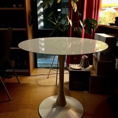 強化ガラス製ラウンドテーブル！サイドテーブル、カフェテーブルとして