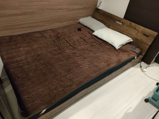 木製ダブルベッド