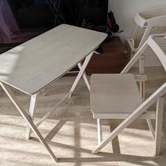 白基調の折り畳みテーブル＆チェアセット