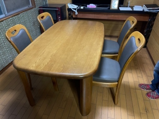 綺麗です　ダイニングテーブル4脚