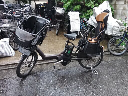 215土日もお子様と土足のままご試乗可能です。バカ親切な電動自転車屋  ️２０インチ、２６インチ各種・電動自転車、チャイルドシート、２人乗り、３人乗り、   安心保障の１００日間・点検無料サービス付き、３カ月・無料交換保証、  オプション無料。後ろチャイルドシートをかごに変更して１人乗りに変更も可能です。  １回の充電で３０ｋｍ以上の走行が可能です。山手線を半周くらいの距離を走れます。  バッテリーは、新品の９０％以上の性能を保持していて、コンディション良好です。  ２