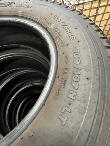 スタッドレスタイヤ 195/75R15 ﾗｲﾄﾄﾗｯｸ 2ﾄﾝ トーヨータイヤ