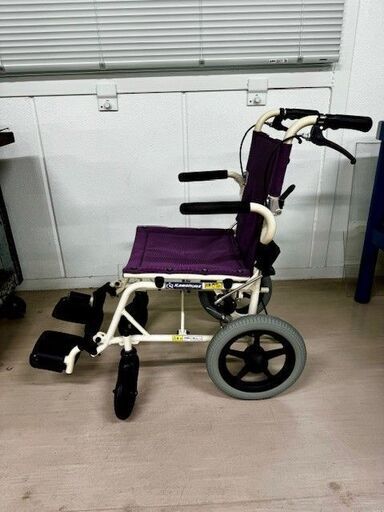 【中古】カワムラサイクル 簡易車いす 旅ぐるま ハイポリマータイヤ仕様 背折れタイプ シート幅35cm 中床12インチ プラム [介助用車いす]③